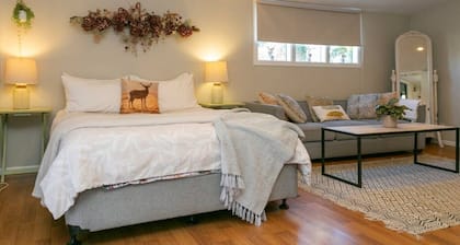The French Cottage - great wifi - private and safe