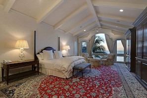 Desk, iron/ironing board, free WiFi, bed sheets - Beach Front Palm Beach Gorgeous Home Heated Pool Sleeps 10 (South Palm Beach)