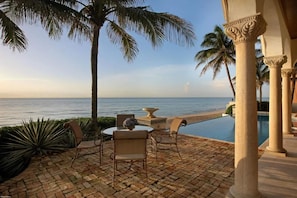 Outdoor dining - Beach Front Palm Beach Gorgeous Home Heated Pool Sleeps 10 (South Palm Beach)