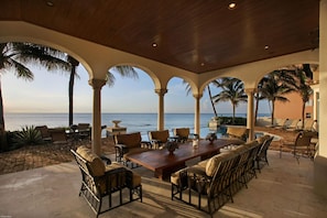 Outdoor dining - Beach Front Palm Beach Gorgeous Home Heated Pool Sleeps 10 (South Palm Beach)