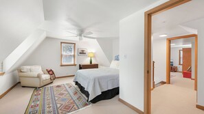 2 habitaciones, escritorio y tabla de planchar con plancha 