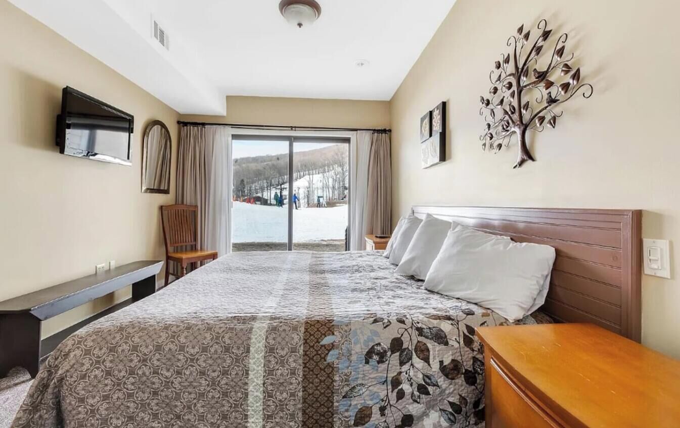 2 bedrooms, desk, travel crib, WiFi