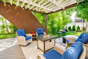 Terrace/patio - Studio Near Logan, Hot Tub & Private Entrance (Boston)