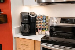 Private kitchen - Studio Near Logan, Hot Tub & Private Entrance (Boston)
