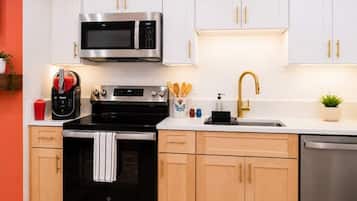 Coffee/tea maker, fridge, microwave, oven