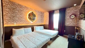 Ein Hotelzimmer mit zwei Betten, einer Ziegelwand, dem Hogwarts-Wappen und einem Schild mit der Zimmernummer.