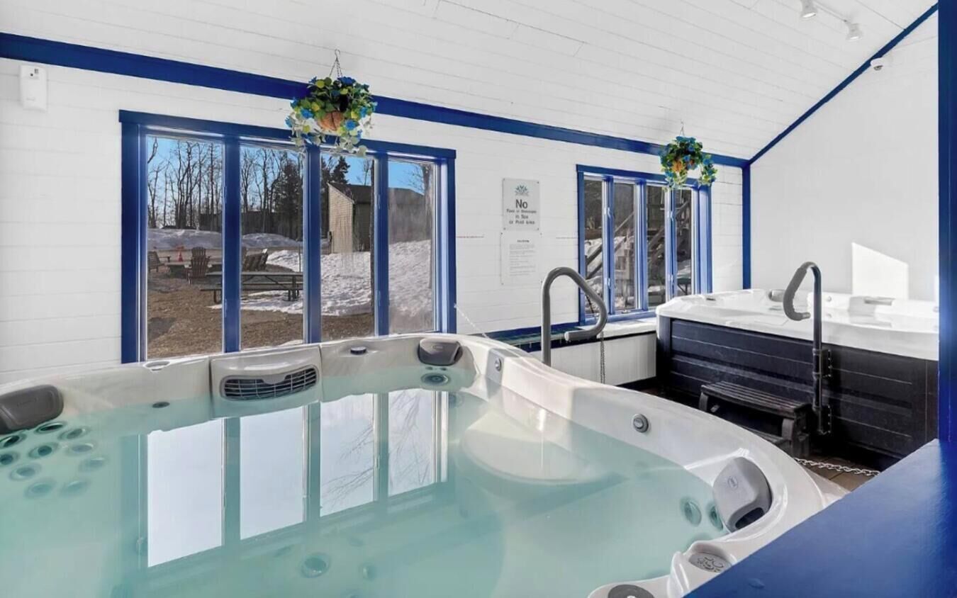 Indoor spa tub