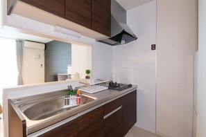 Familienzimmer | Eigene Küche | Kühlschrank, Mikrowelle, Herdplatte, Kochgeschirr/Geschirr/Besteck