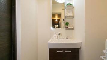 Family Room | Bathroom | Separate tub and shower, free toiletries, hair dryer, electronic bidet