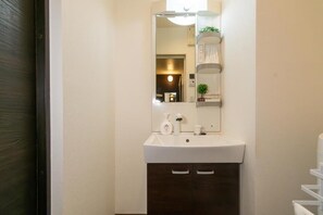 Familienzimmer | Badezimmer | Badewanne und Dusche (separat), kostenlose Toilettenartikel