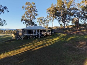 Exterior - Prana Cottage: Cosy Hunter Valley Escape | Peaceful | Wildlife | Nature Views (Millfield)