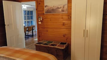 2 bedrooms, desk, iron/ironing board, WiFi (free)