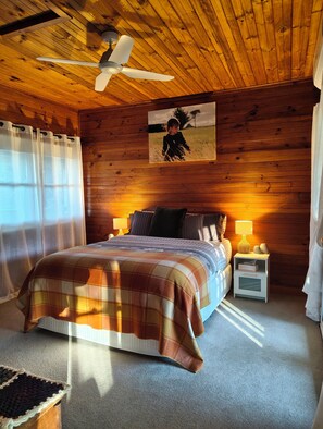 Tabla de planchar con plancha, wifi, ropa de cama