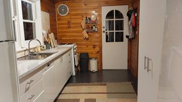 Coffee/tea maker, fridge, microwave, oven