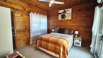 2 bedrooms, desk, iron/ironing board, WiFi (free)