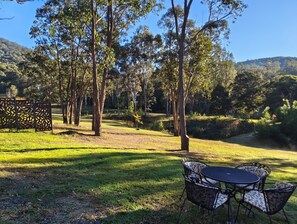 Outdoor dining - Prana Cottage: Cosy Hunter Valley Escape | Peaceful | Wildlife | Nature Views (Millfield)