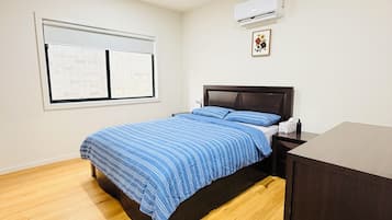 4 bedrooms, iron/ironing board, WiFi, bed sheets