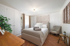 Tabla de planchar con plancha, wifi, ropa de cama