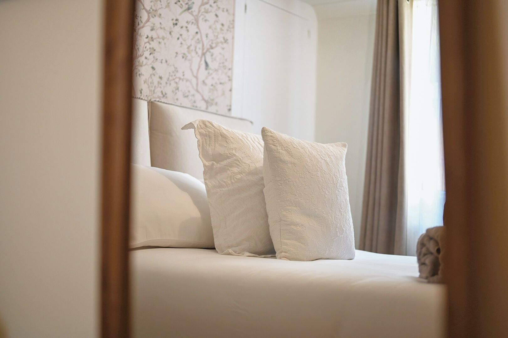 Tabla de planchar con plancha, wifi, ropa de cama