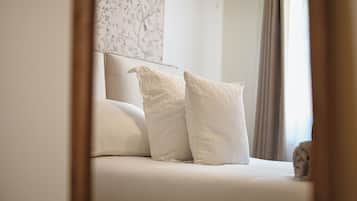 Tabla de planchar con plancha, wifi, ropa de cama