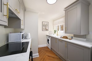 Fridge, microwave, oven, stovetop - 1 Bed - Sleeps 2 - Near Beach - Parking (Hastings)
