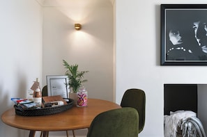 Dining - 1 Bed - Sleeps 2 - Near Beach - Parking (Hastings)