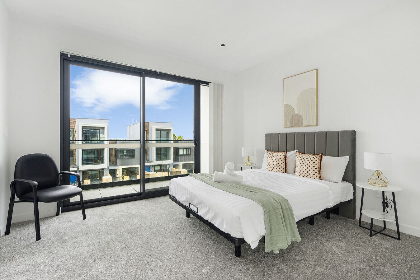 Desk, iron/ironing board, WiFi, bed sheets