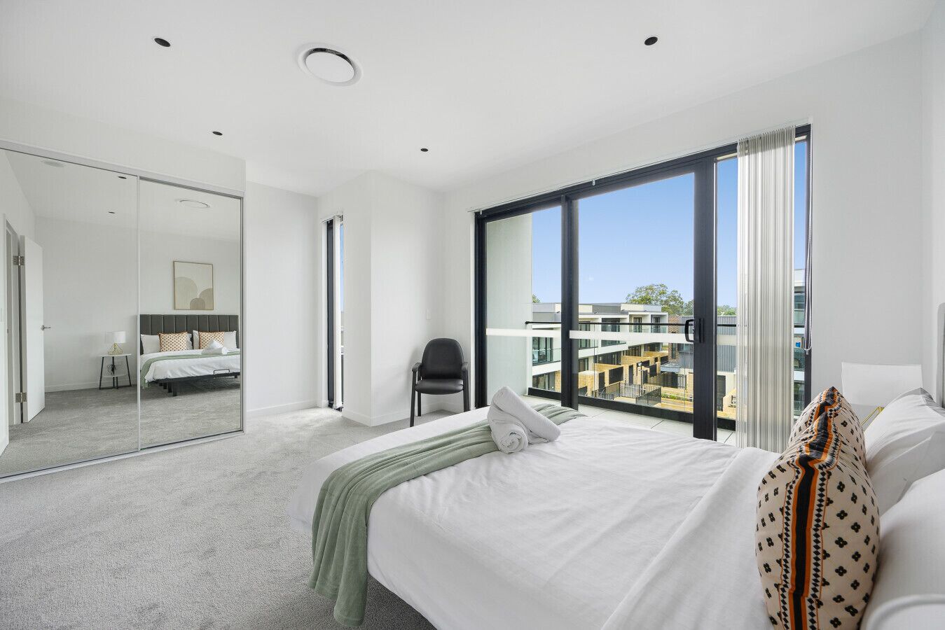Desk, iron/ironing board, WiFi, bed sheets
