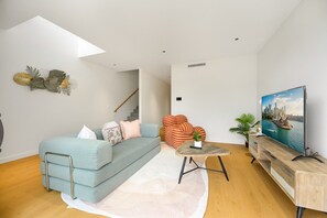 TV - Brand New Family Home for 10 | Boxhill (Box Hill)
