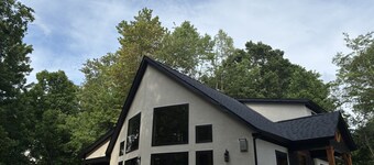 The Wooded Obsidian Overlook cabin, with hot tub, games, and close to everything