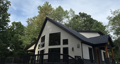 The Wooded Obsidian Overlook cabin, with hot tub, games, and close to everything