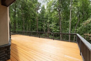 Terrace/patio - The Wooded Obsidian Overlook cabin, with hot tub, games, and close to everything (Logan)