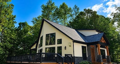 The Wooded Obsidian Overlook cabin, with hot tub, games, and close to everything