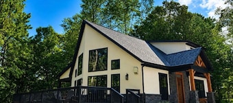 The Wooded Obsidian Overlook cabin, with hot tub, games, and close to everything
