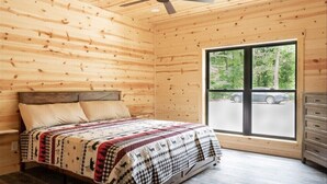 Room - The Wooded Obsidian Overlook cabin, with hot tub, games, and close to everything (Logan)