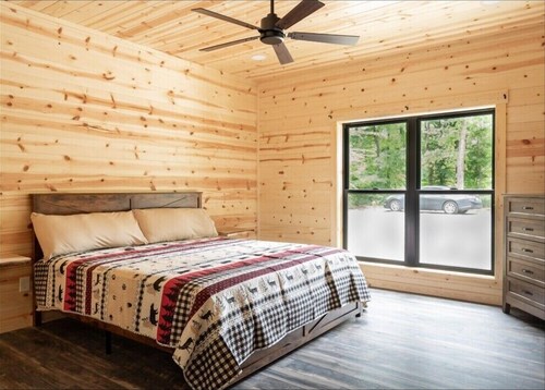 The Wooded Obsidian Overlook cabin, with hot tub, games, and close to everything