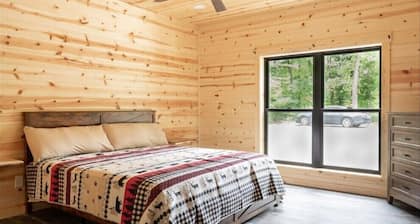 The Wooded Obsidian Overlook cabin, with hot tub, games, and close to everything