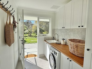 Bathroom - Oak Tree Cottage Denmark: Games Room + Pets, Mins to Town, Sleeps 6 (Denmark)