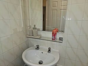 Ducha, secador de pelo y toallas