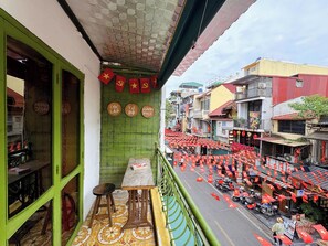 Outdoor dining - Night Market View Apartment, Inside Walking Street, Large Balcony, Max 5 (Hà Nội)