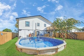 Ein zweistöckiges Haus mit Gartenpool.