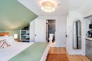 Room - Hot Tub, Private Backyard & BBQ Near Airport (Boston)