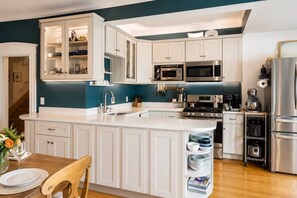Coffee/tea maker, fridge, microwave, oven - Hot Tub, Private Backyard & BBQ Near Airport (Boston)