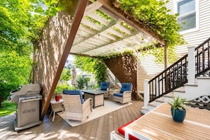 Outdoor dining - Hot Tub, Private Backyard & BBQ Near Airport (Boston)