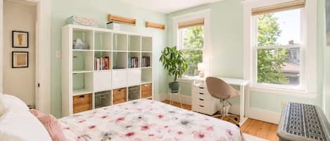 4 bedrooms, in-room safe, desk, iron/ironing board