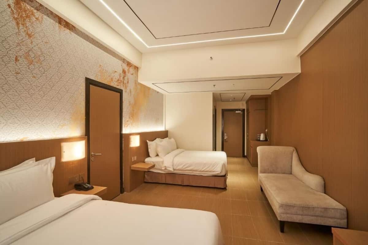 Suíte família, vista para a cidade | Cortinas blackout, ferros/tábuas de passar roupa, Wi-Fi de cortesia