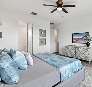 4 bedrooms, iron/ironing board, WiFi, bed sheets - Modern Luxury 4BR Oasis - Near Beaches, Airport & Downtown (West Palm Beach)