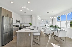 Private kitchen - Modern Luxury 4BR Oasis - Near Beaches, Airport & Downtown (West Palm Beach)