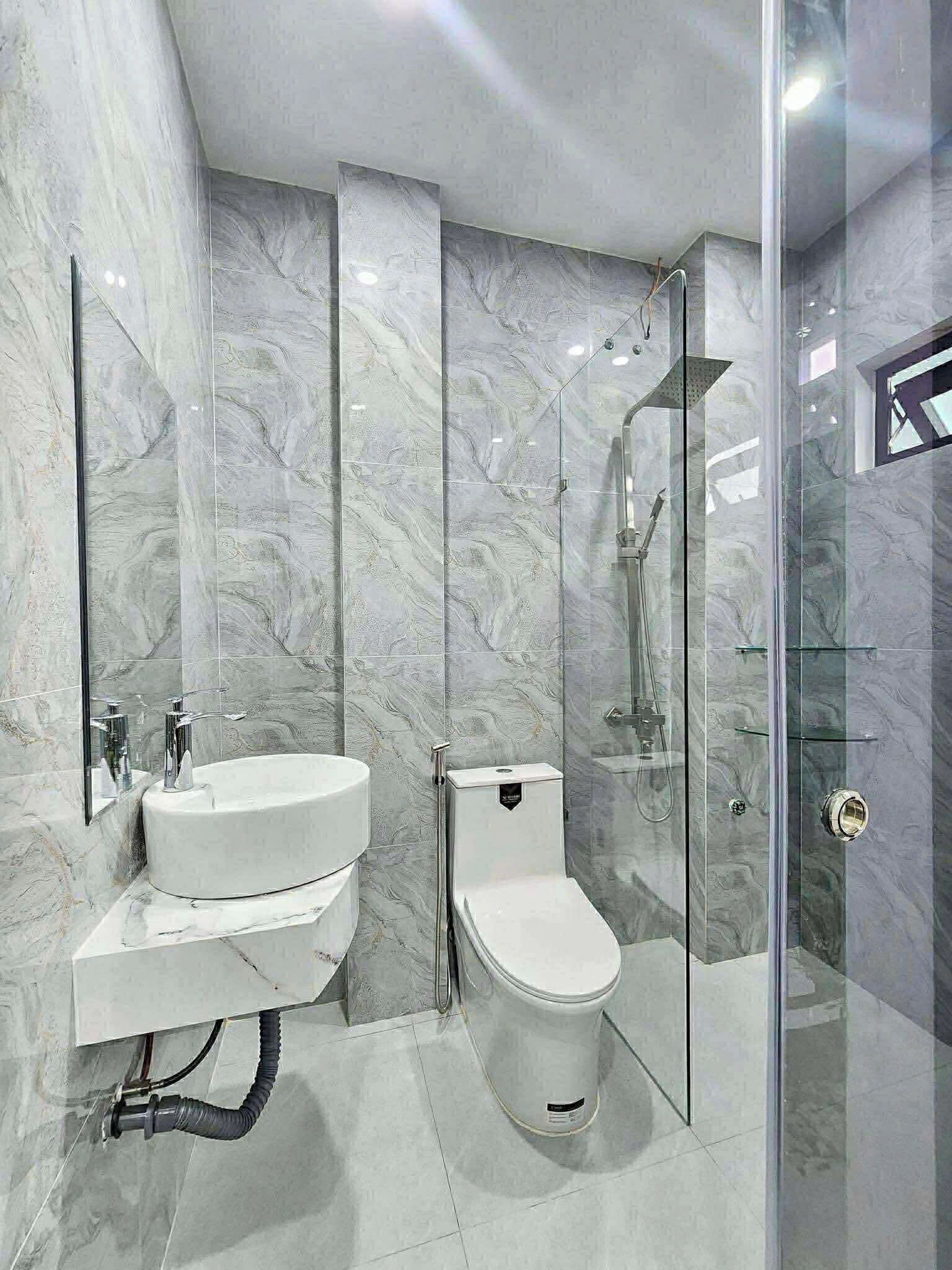 Standard Room | Bathroom | Hair dryer, towels, soap, shampoo