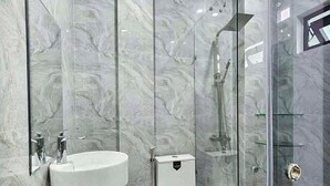 Quarto standard | Banheiro | Secador de cabelo, toalhas de banho, sabonete, shampoo